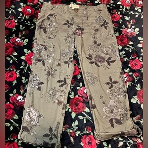 Vintage floral patterned women’s cargo pants. Size 6.
